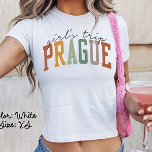 プラハ ベビー T シャツ、ぴったりフィット、女子旅行 T シャツ、お揃いのシャツ、グループ T シャツ、友達旅行、トレンディな夏