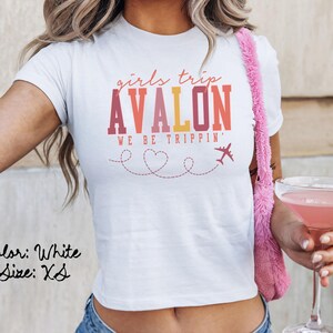アバロン ニュージャージー ベビー T シャツ、ぴったりフィット、ガールズ トリップ T シャツ、お揃いのシャツ、グループ T シャツ、友達旅行、トレンディな夏