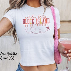 ブロックアイランド ロードアイランド ベビーTシャツ、ぴったりフィット、ガールズトリップTシャツ、マッチングシャツ、グループTシャツ、友達旅行、トレンディな夏