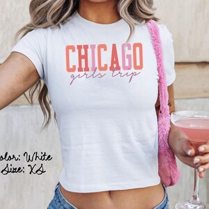 シカゴ イリノイ ベビー T シャツ、ぴったりフィット、女子旅行 T シャツ、お揃いのシャツ、グループ T シャツ、友達旅行、トレンディな夏