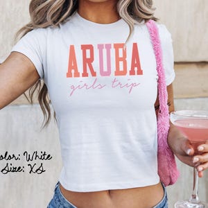 アルバ ベビー T シャツ、ぴったりフィット、女子旅行 T シャツ、お揃いのシャツ、グループ T シャツ、友達旅行、トレンディな夏