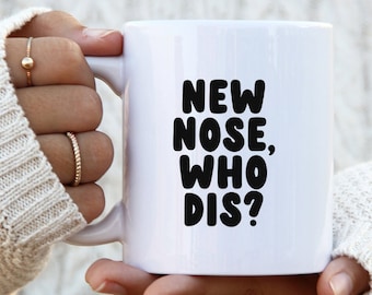 以下が含まれることがあります： 「NEW NOSE, WHO DIS?」という黒い文字が書かれた白いセラミックマグカップ