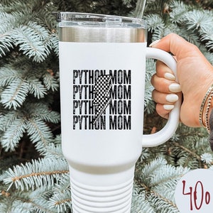 Op de afbeelding: Een witte 40oz roestvrijstalen beker met een zwart-wit geruit ontwerp en de tekst "PYTHON MOM" die vier keer wordt herhaald. De beker heeft een handvat en een deksel.