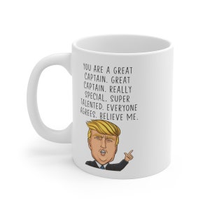 Puede incluir: Taza de cer&aacute;mica blanca con una imagen de dibujos animados en blanco y negro de Donald Trump. La taza tiene el texto "YOU ARE A GREAT CAPTAIN. GREAT CAPTAIN. REALLY SPECIAL, SUPER TALENTED. EVERYONE AGREES. BELIEVE ME."