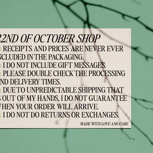 Peut inclure: Une carte blanche avec du texte noir d&eacute;crivant les politiques de la boutique 22nd of October Shop. Le texte indique que les re&ccedil;us et les prix ne sont pas inclus dans l'emballage, que les messages cadeaux ne sont pas inclus et qu'il faut v&eacute;rifier les d&eacute;lais de traitement et de livraison. Il indique &eacute;galement qu'en raison de l'exp&eacute;dition impr&eacute;visible, la boutique ne garantit pas les d&eacute;lais de livraison et n'offre pas de retours ou d'&eacute;changes. La carte est faite avec amour et soin.