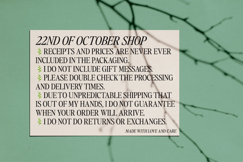 Peut inclure: Une carte blanche avec du texte noir d&eacute;crivant les politiques de la boutique 22nd of October Shop. Le texte indique que les re&ccedil;us et les prix ne sont pas inclus dans l'emballage, que les messages cadeaux ne sont pas inclus et qu'il faut v&eacute;rifier les d&eacute;lais de traitement et de livraison. Il indique &eacute;galement qu'en raison de l'exp&eacute;dition impr&eacute;visible, la boutique ne garantit pas les d&eacute;lais de livraison et n'offre pas de retours ou d'&eacute;changes. La carte est faite avec amour et soin.