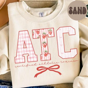 Erdbeerbogen Athletiktrainer-Sweatshirt, ATC-Shirt, Zertifizierter Personal Trainer Geschenke, AT Coach Rundhalsausschnitt, niedliches Sport-Langarmshirt