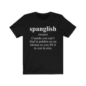 Puede incluir: Camiseta negra con texto blanco que define "spanglish" como "Cuando you can't find la palabra en un idioma so you fill it in con la otra."