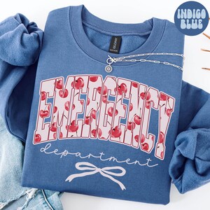 Cherry Bow Notfallabteilung Sweatshirt, ER Nurse Crewneck, Team Shirt, Nurse Week Rundhalsausschnitt, ED Nursing School Pullover, Abschlussfeier