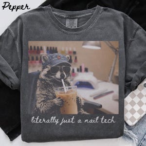 Comfort Colors Nail Tech Tvättbjörnsskjorta, nagelkonstnärsuppskattningsgåva, söt manikyrtröja, rolig t-shirt