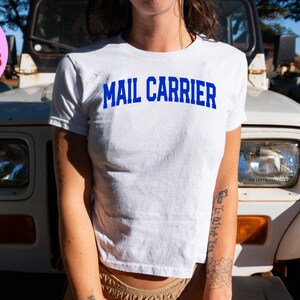 Camiseta de bebé cartero, SNUG FIT, regalos, camisa, camiseta ella, mujeres, de moda, verano Y2K de los años 90, rosa azul blanco gris, estética