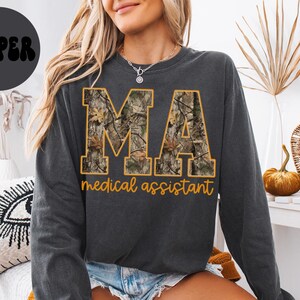 Camiseta de manga larga con estampado de camuflaje para asistente médico, camiseta "Vida de enfermera", regalos para la Semana de la Enfermería, camiseta de agradecimiento a las enfermeras, escuela de enfermería, graduación.