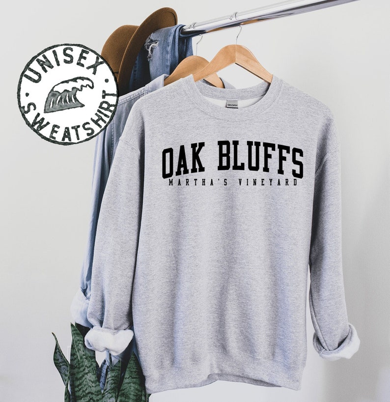 Op de afbeelding: Grijs sweatshirt met zwarte tekst die "Oak Bluffs Martha's Vineyard" zegt.