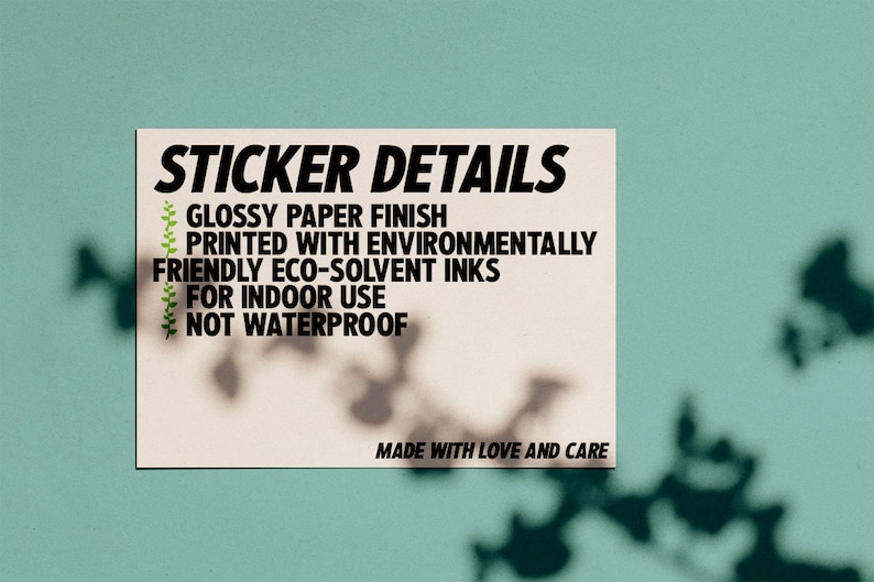 Peut inclure: Un autocollant blanc avec du texte noir qui indique "STICKER DETAILS" et liste les d&eacute;tails suivants : "Finition papier glac&eacute;", "Imprim&eacute; avec des encres &eacute;co-solvants respectueuses de l'environnement", "Pour une utilisation en int&eacute;rieur", "Non &eacute;tanche". L'autocollant comprend &eacute;galement le texte "Fabriqu&eacute; avec amour et soin".