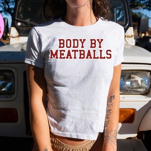 Camiseta para bebê Meatballs, ajuste confortável, presentes, camisa, camiseta para ela, feminina, moderna, verão dos anos 90 Y2K, rosa azul branco cinza, estética