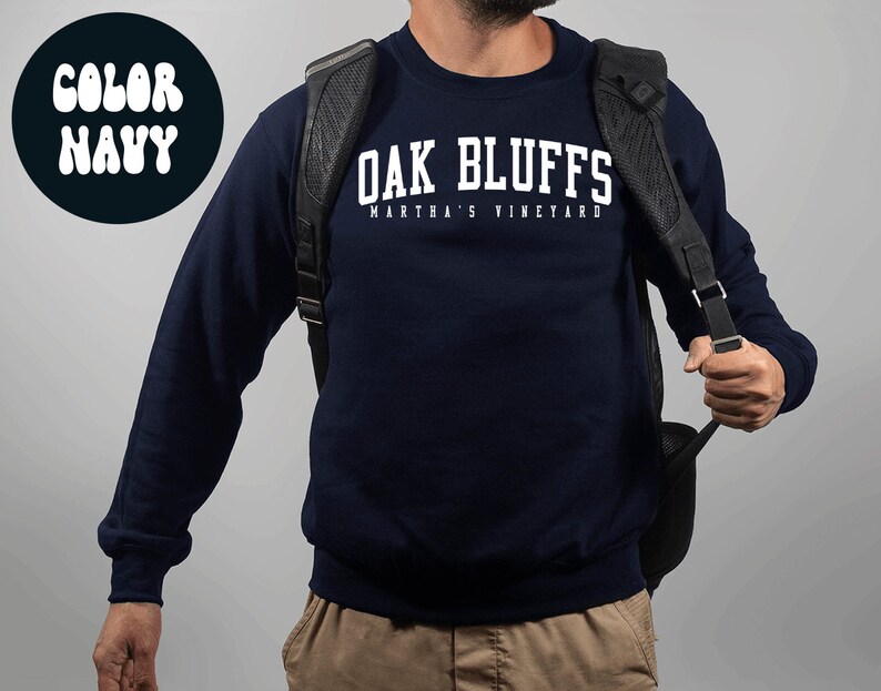 Op de afbeelding: Een marineblauw sweatshirt met witte tekst die "Oak Bluffs Martha's Vineyard" zegt.