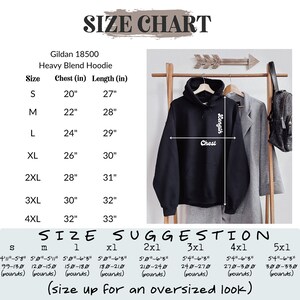 Puede incluir: Tabla de tallas para una sudadera con capucha Gildan 18500 Heavy Blend, que muestra las medidas de pecho y longitud en pulgadas para las tallas S a 4XL. Una sudadera con capucha negra se muestra colgada en un perchero de madera con una tabla de sugerencias de tallas debajo.