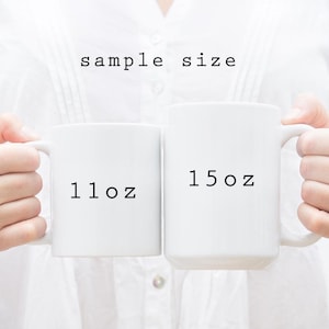 Puede incluir: Dos tazas de cer&aacute;mica blanca con texto negro. La taza de la izquierda dice "11 oz" y la taza de la derecha dice "15 oz".