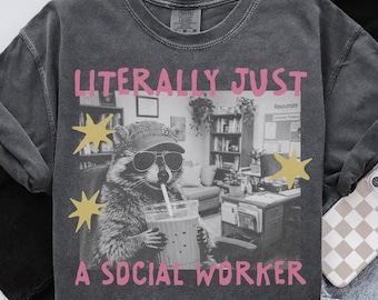 T-shirt med socialarbetare i komfortfärger, tvättbjörnsexamenspresenter, rolig t-shirt, uppskattningst-shirt, t-shirt