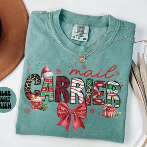 Camiseta navideña de cartero, regalos para trabajadores postales, camiseta navideña de cartero, camiseta de cartero, cuello redondo, mujer