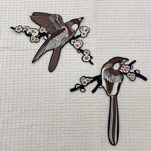 Juego de 2 parches bordados de flor de ciruelo de urraca para planchar o coser, para manualidades, apliques, insignias, ropa y vestidos.
