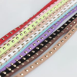 5 mm breit x 2 mm dick Wildlederimitat mit 3 mm Gold Nieten, DIY Schmuck, Kleidung, Armbänder, Kunsthandwerk