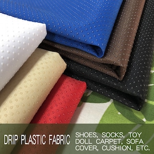 Op de afbeelding: Een selectie van druppelplastic stof in verschillende kleuren, met een gestippelde textuur. De stof is ge&euml;tiketteerd "Drip Plastic Fabric" en somt toepassingen op zoals schoenen, sokken, speelgoed, poppenkleed, sofabekleding, kussens, enz.