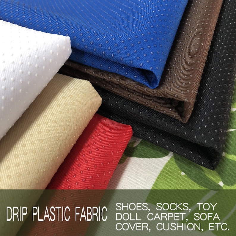 Op de afbeelding: Een selectie van druppelplastic stof in verschillende kleuren, met een gestippelde textuur. De stof is ge&euml;tiketteerd "Drip Plastic Fabric" en somt toepassingen op zoals schoenen, sokken, speelgoed, poppenkleed, sofabekleding, kussens, enz.
