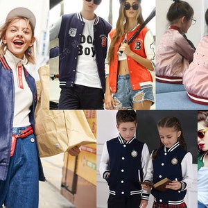 Puede incluir: Un collage de diferentes estilos de chaquetas de b&eacute;isbol. Las chaquetas son de varios colores, incluyendo azul marino, rojo, rosa y verde. Algunas chaquetas tienen mangas y cuellos contrastantes, mientras que otras tienen dise&ntilde;os bordados. Las chaquetas de b&eacute;isbol son un estilo de ropa popular tanto para hombres como para mujeres.
