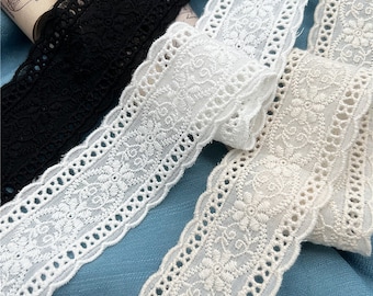 Peut inclure: Deux rouleaux de dentelle en coton blanc avec un motif floral délicat. La dentelle a un bord festonné et mesure environ 2,5 cm de large.