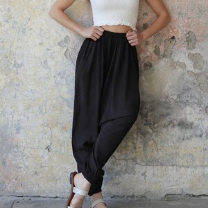 Damen Bio-Cupro-Hose, Vegane Seidenhose Schwarz, Hose mit tiefem Schritt, schwarze Haremshose, Hose mit Taschen