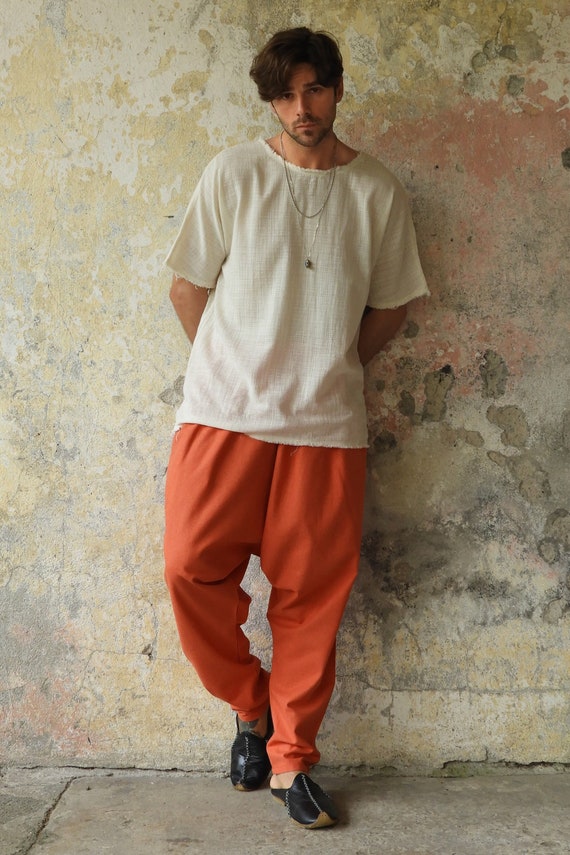 Hombre con pantalones altos new arrivals