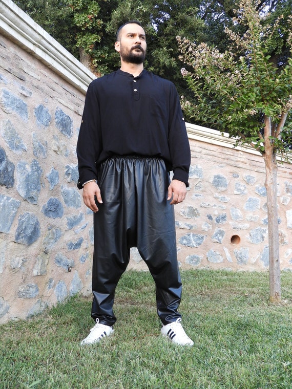 Pantaloni in pelle uomo, Pantaloni harem neri, Pantaloni a scatto a goccia,  Pantaloni in ecopelle, Abbigliamento futuristico -  Italia