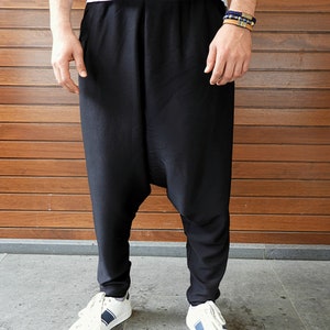 Sarouel haut fait main pour homme : mélange de coton noir avec entrejambe bas image 2