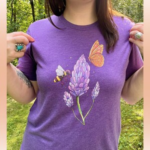 Camiseta suave y acogedora con diseño de mariposa, abeja y lupino para amantes de la naturaleza. Disponible en 3 bonitos colores