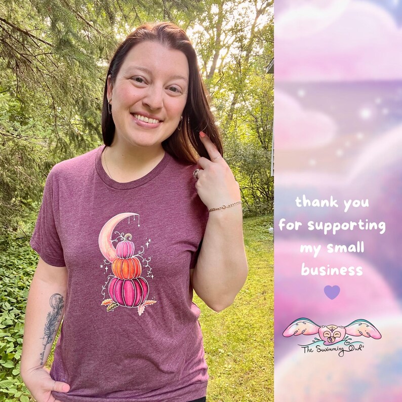 Puede incluir: Una camiseta color granate con un gr&aacute;fico de una luna creciente y calabazas apiladas. El gr&aacute;fico est&aacute; en tonos de naranja, rosa y amarillo. El texto "thank you for supporting my small business" es visible en el fondo.