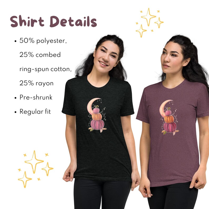 Puede incluir: Dos mujeres llevan camisetas negras y moradas con un gr&aacute;fico de una pila de calabazas sobre una luna creciente. El texto "Shirt Details" es visible en el lado izquierdo de la imagen. El texto describe la composici&oacute;n del material de la camiseta: 50% poli&eacute;ster, 25% algod&oacute;n peinado de hilo anillado y 25% ray&oacute;n. El texto tambi&eacute;n indica que la camiseta est&aacute; preencogida y tiene un ajuste regular.