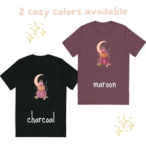 Puede incluir: Dos camisetas con un gr&aacute;fico de una pila de calabazas con una luna creciente y estrellas. Las camisetas est&aacute;n disponibles en carb&oacute;n y granate.