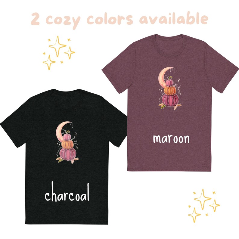 Puede incluir: Dos camisetas con un gr&aacute;fico de una pila de calabazas con una luna creciente y estrellas. Las camisetas est&aacute;n disponibles en carb&oacute;n y granate.