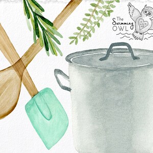 K&ouml;nnte beinhalten: Eine Aquarell-Illustration von K&uuml;chenutensilien, darunter ein Holzl&ouml;ffel, ein gr&uuml;ner Spatel, ein silberner Topf mit schwarzem Griff und gr&uuml;ne Rosmarinzweige.