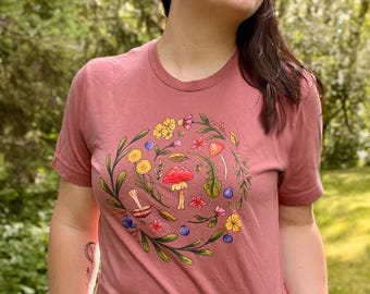 Camiseta Cottagecore con hongos y flores silvestres / Camiseta suave y acogedora con hongos para amantes de la naturaleza