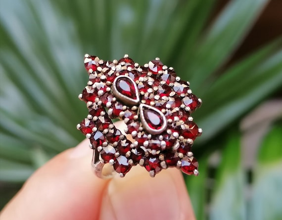 Antique Victorian style Garnet Ring from 1900-1920