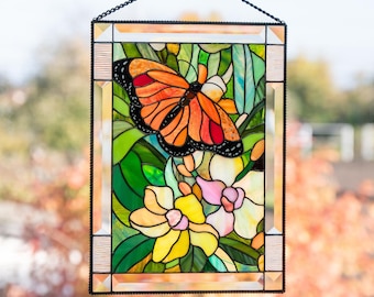 Elegante adorno de vidriera con mariposa monarca. Atrapasueños de color naranja vibrante para la decoración del apartamento o un regalo significativo para la madrina.