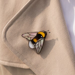 Broche abeille en verre teinté cadeau fête des mères épingle abeille en vitrail personnalisé Broche insecte bourdon en verre Bijoux en verre teinté