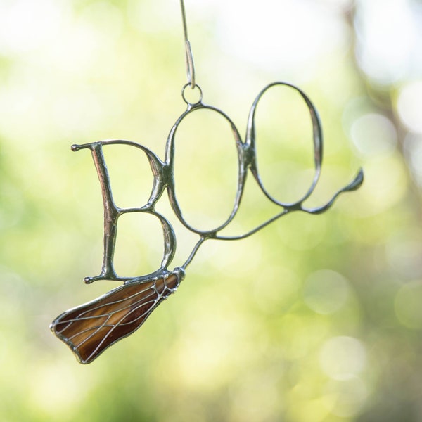 ¡Buu para ti! Adornos de vidrieras de Halloween, regalos de Halloween, vidrieras personalizadas, escoba de bruja, espíritu de Halloween, adornos espeluznantes.