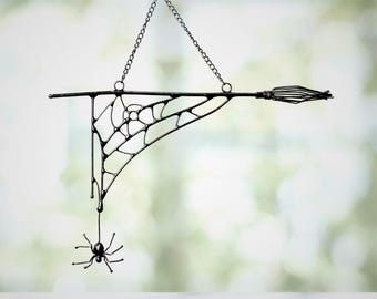 Adorno de Halloween con forma de escoba de bruja, telaraña y decoración gótica para el hogar.