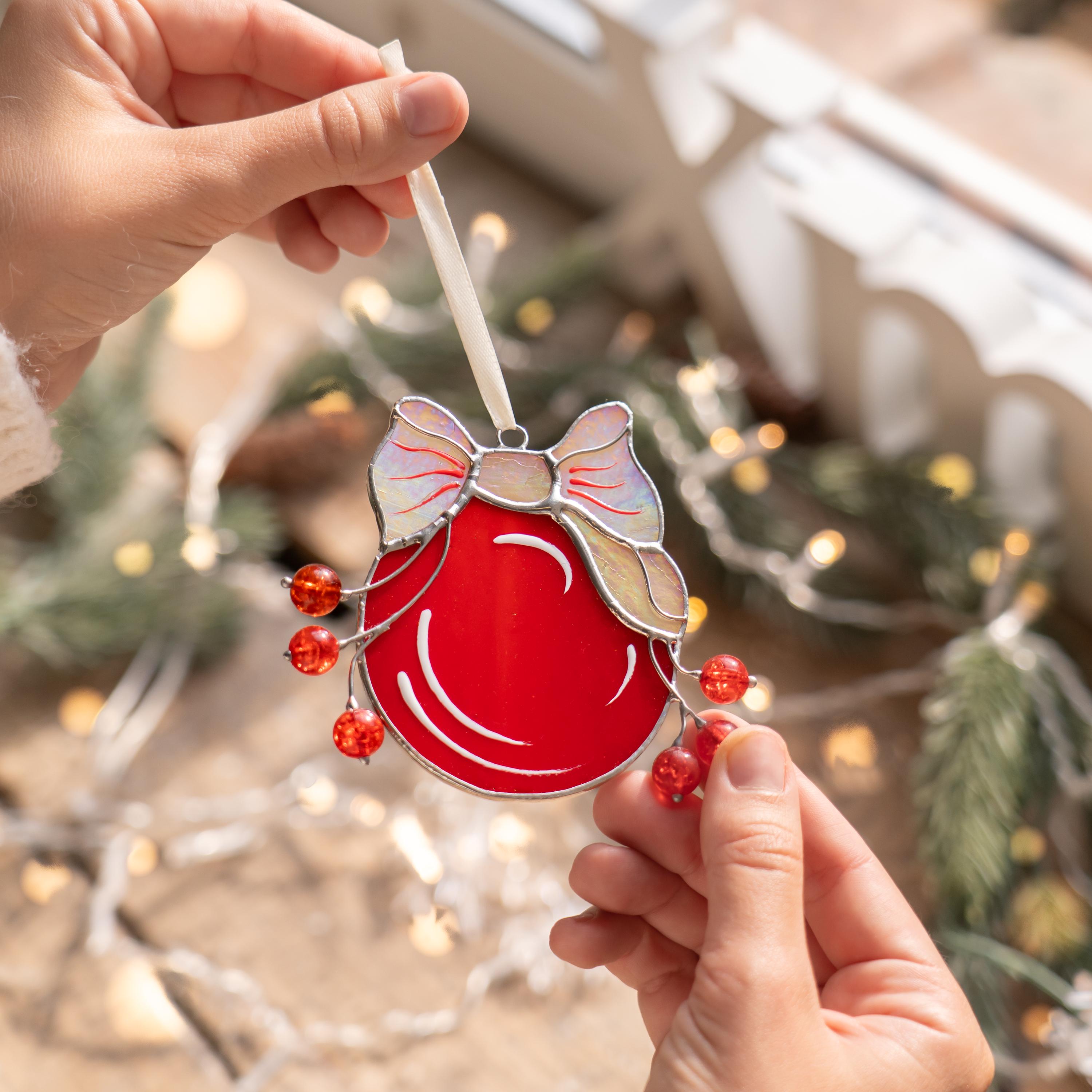 クリスマスボール、ステンドグラスの窓飾り、クリスマスプレゼント、妻