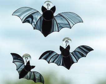 Atrapasueños de murciélagos con vitrales para Halloween. Regalo de Halloween. Colgantes de vitrales personalizados. Obras de arte de Halloween. Vitrales de terror para Halloween.