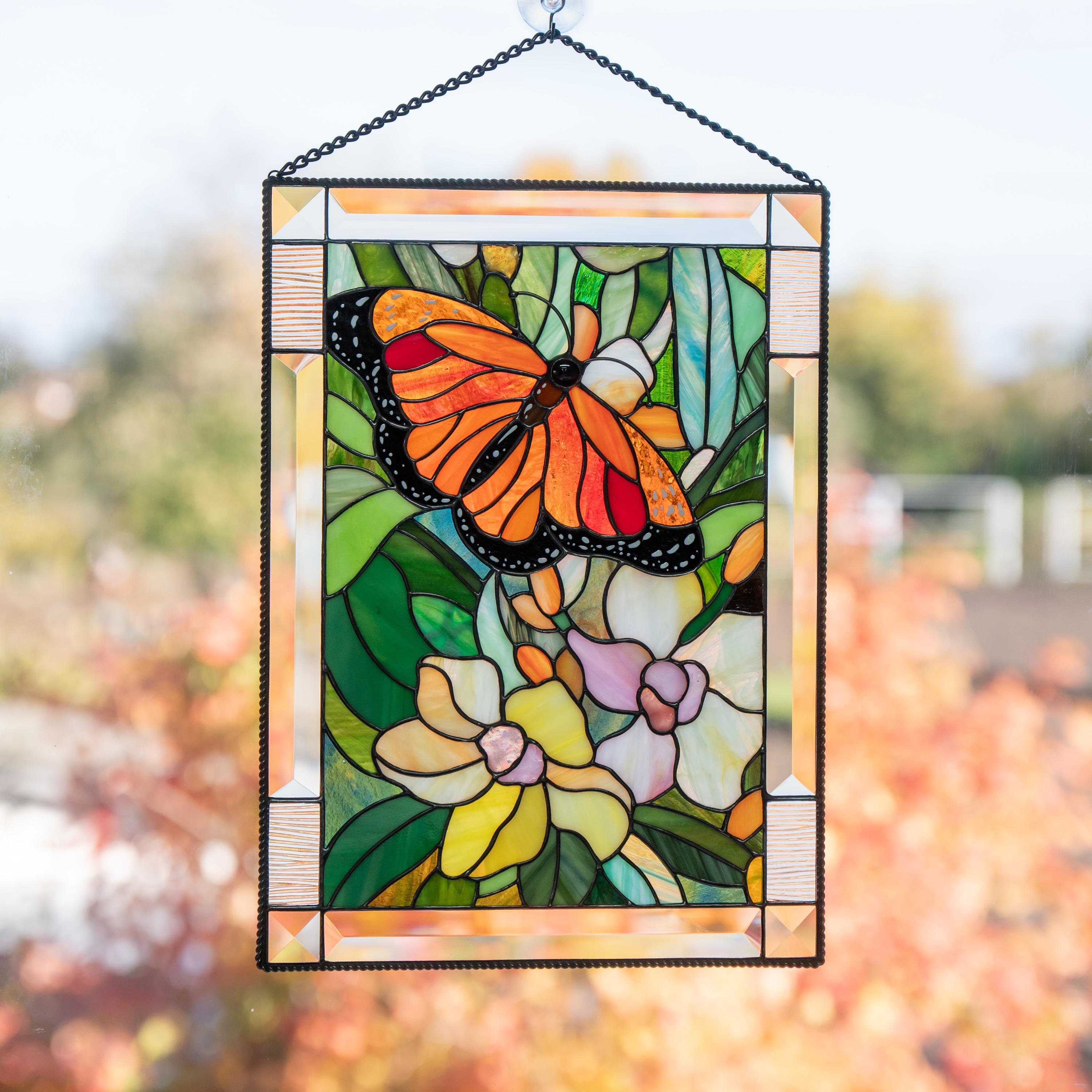 花に囲まれたオオカバマダラ ヴィンテージ ステンドグラス 花と蝶々 モナーク蝶のステンドグラスの飾り メリークリスマスギフト 蝶の