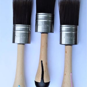 May include: Three paint brushes with natural wood handles and black bristles. The metal ferrules are stamped with "CLING ON!". The handles are painted at the base in blue, black, and pink. The text "SHORTY S30" is at the bottom.